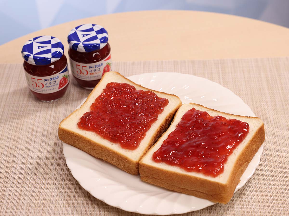 「さわやかブレンド」（左）と「濃厚ブレンド」のほか、シリーズ全品が食パンに合う香りと濃度、味わいに進化