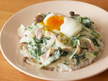 【土曜のお昼は丼ごはん】時短調理でとろけるおいしさ。「ほうれん草のチーズクリーム丼」レシピ