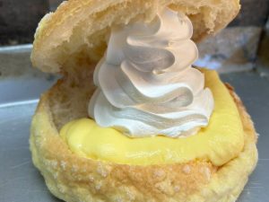 『HAPPyHAPPyメロンパン』の「クリームサンドメロンパン カスタードクリーム」