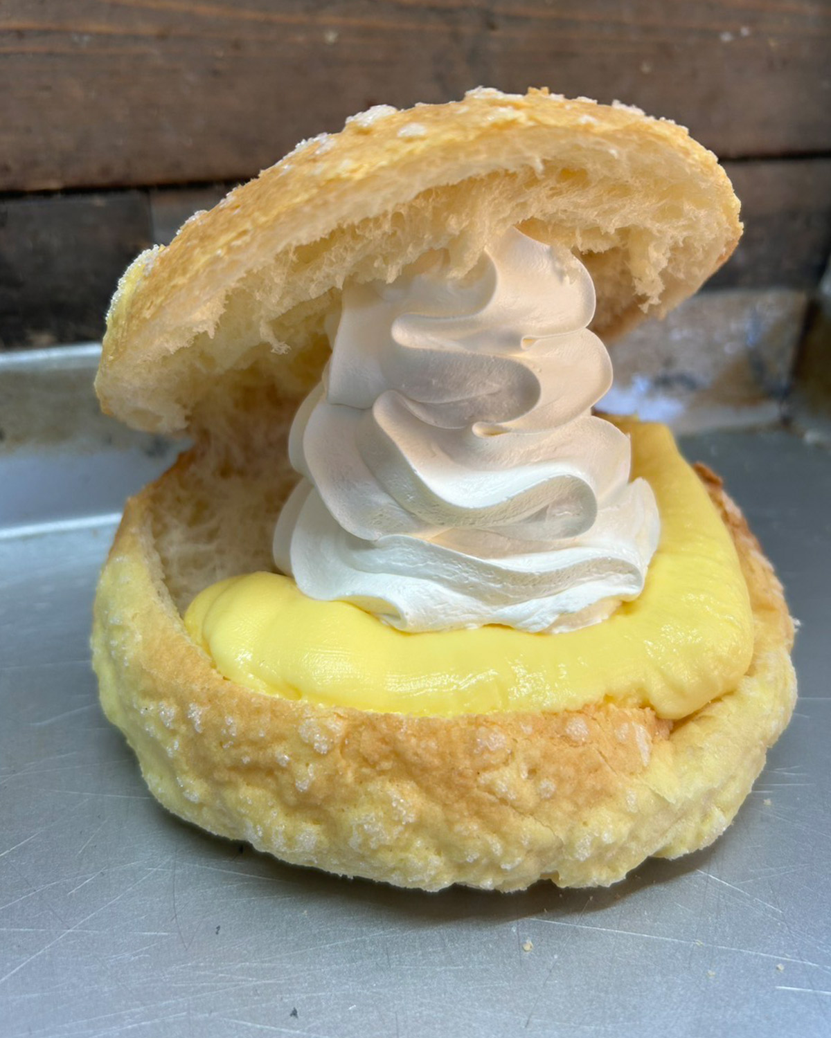 『HAPPyHAPPyメロンパン』の「クリームサンドメロンパン カスタードクリーム」