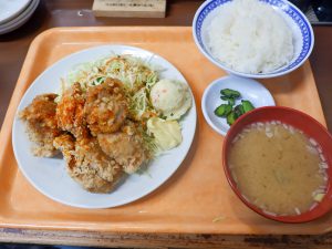 サクッじゅわっが止まらない！『大衆食堂スタンド そのだ』の「唐揚げ定食」