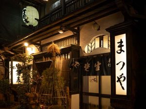 明治17年創業。小説家・池波正太郎氏など著名人に愛された老舗の蕎麦屋。東京都選定歴史的建造物に指定された外観は夜も情緒たっぷり