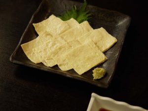 「ゆばわさび」880円。日光から取り寄せた湯葉を使用。山葵醤油に負けない濃厚な味わいにお酒が進む