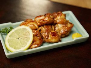 「焼鳥」1045円。大ぶりの肉にかえしを使った甘辛のタレが絡み、一度食べるとやみつきになると評判の一皿