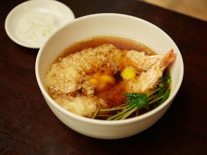 常連が頼む裏メニューの「天ぬき」。大きな海老天が二つ、三つ葉とゆずが香り、温かなつゆの美味しさに舌鼓