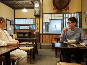 世代を超えて通う神田まつやの店主・小高孝之さんとの話が尽きない