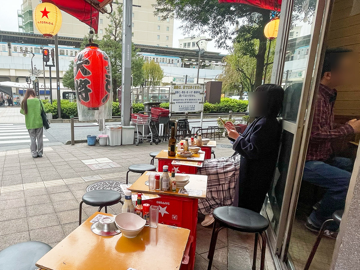 14時半にしてすでに一人で飲んでいる女性客が