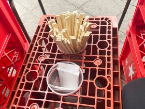 ビールケースの穴を活用した箸立てと、ウェットおしぼり立て[食楽web]