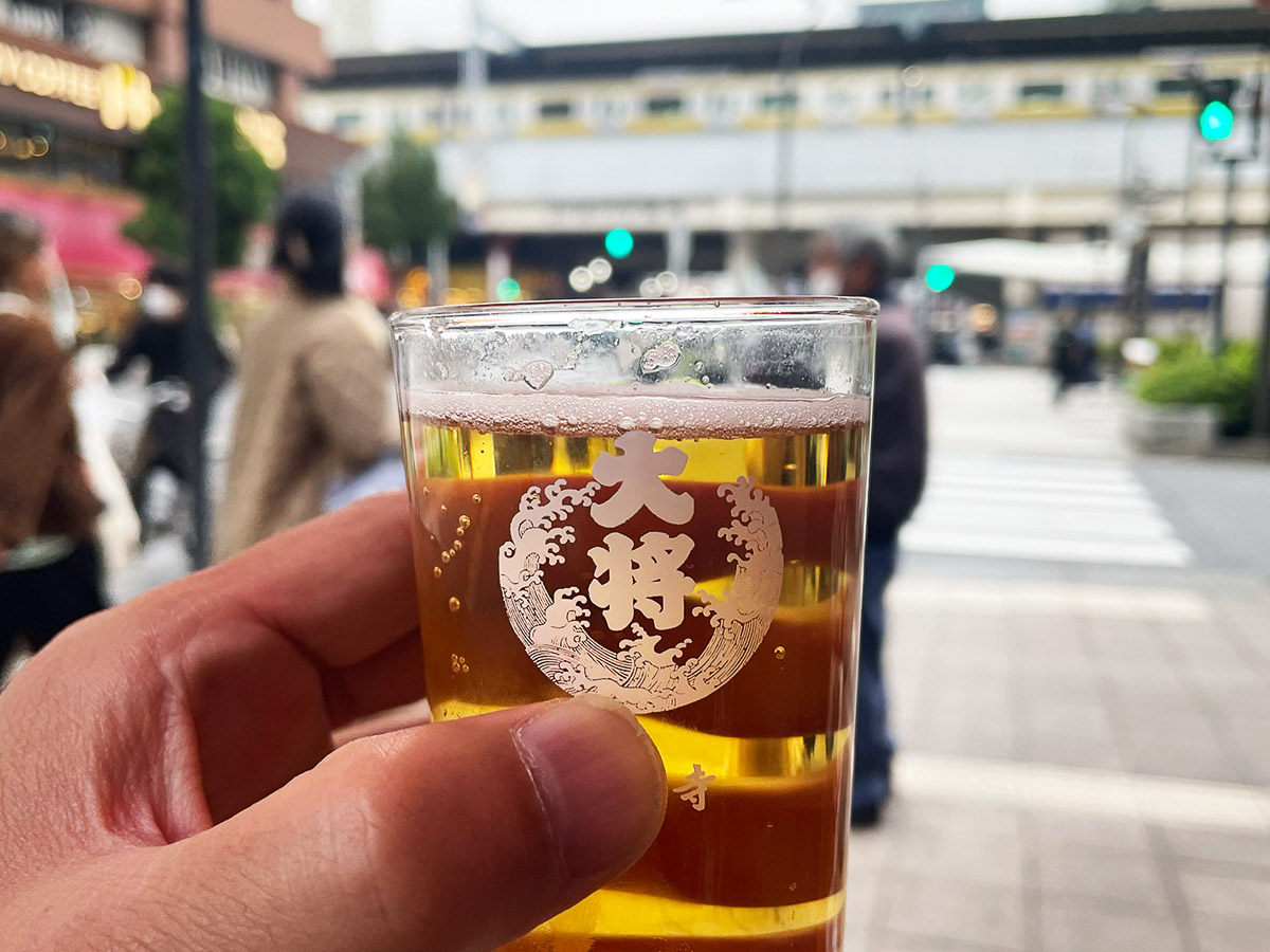 行き来する総武線を見ながらいただくビールがうまい