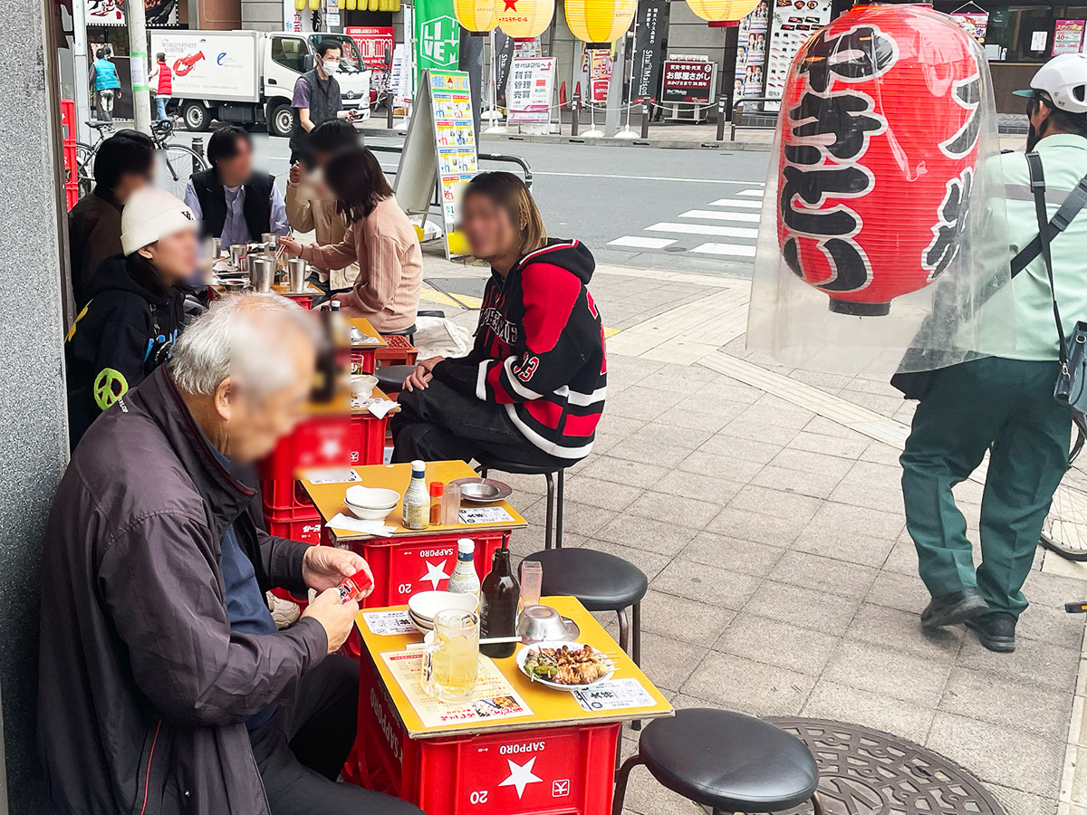 時間が経つにつれ、若者が続々と『大将』にやってきました