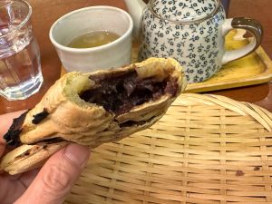 外側はパリッとした皮ですが、中側はモチっとしていて、あんこの接触面も絶品