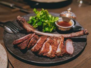 「骨付き豚肉のディープフライ」