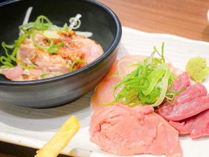 「鳥刺し3種盛り」