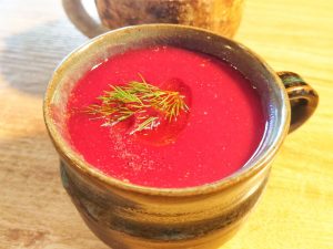 ポタージュは超濃厚！ ビーツの赤色が鮮やか