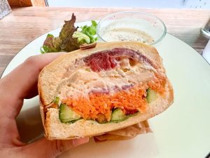 ランチメニューはサンドイッチとホットサンドのセットがメイン。この日は日替わりのサンドイッチセット（1,100円）をチョイスしました。※取材当時