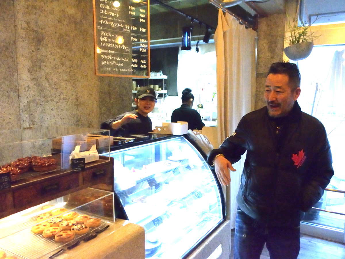 焼き菓子のおいしいお店『chercheuses(シェルシューズ)』でおすすめの一品を尋ねる高井会長