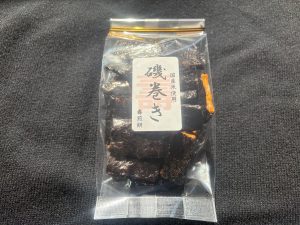 「贈答？自宅用？海苔が好き？それならこれが出てるわよ」と『壽煎餅』の女将さん。会話しながらの買い物が楽しい