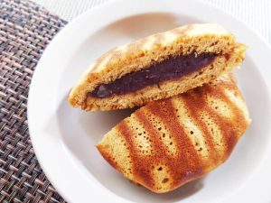 白い皿の上のとら柄のとら焼き