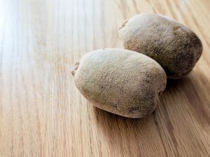 写真はゴールデンキウイ。表面の毛は少なく、なめらか