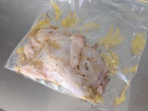 鶏もも肉1枚（200g～300g）に対して、キウイ2分の1個の量を使用