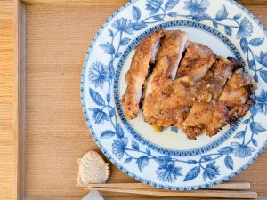 漬けるのに使ったキウイは、醤油、みりんを1：1で加えてフライパンで加熱。甘酢っぽい爽やかなソースに
