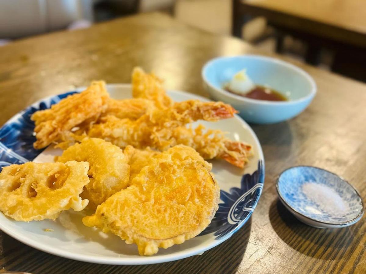 カラリと揚がった天ぷらも一緒に