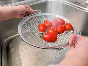 ステンレス製のザルとしても様々なシーンで使える