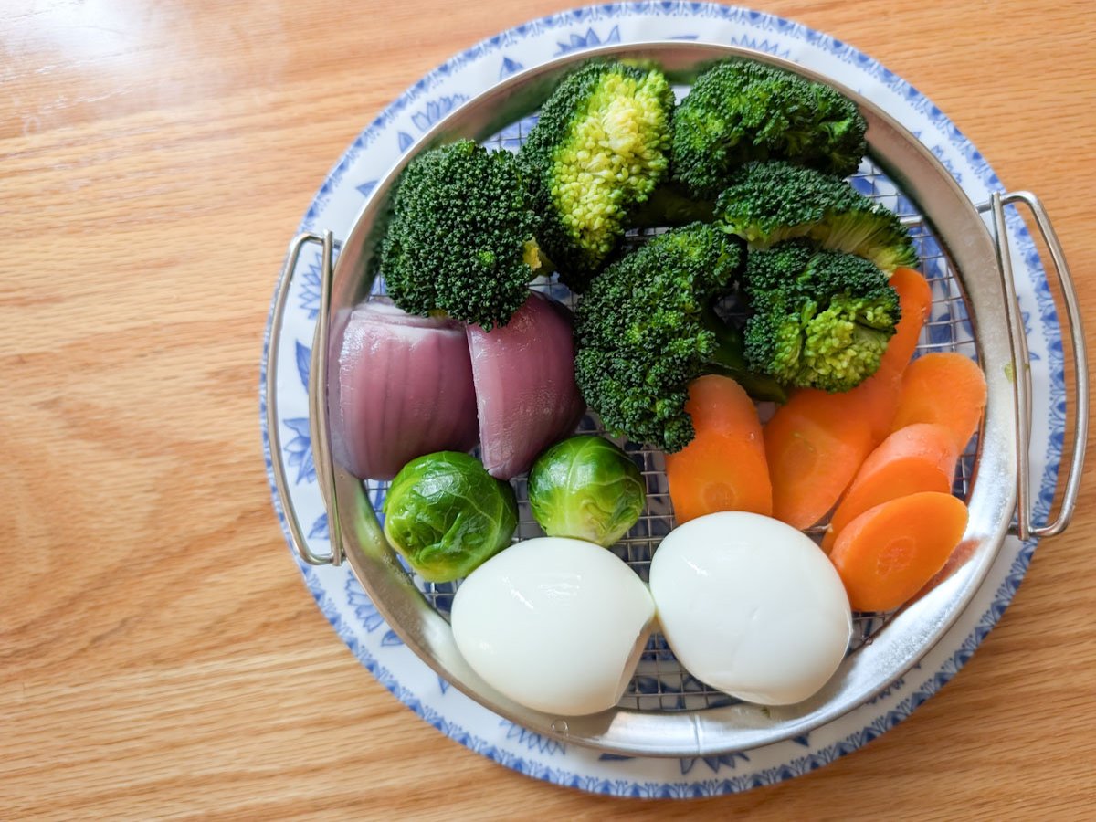 シンプルなデザインなので、かごのまま食卓に上げても意外と良い！