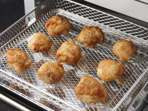 強力な熱風で食材を焼き上げるので、油で揚げなくてもサクサクジューシーな唐揚げが完成