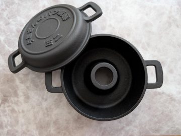 一生モノの鍋。昭和のパン焼器「タミさんの焼器」で焼いた、懐かしく素朴なココアケーキ