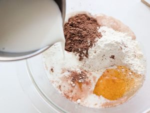 ボウルに材料をすべて入れて混ぜ合わせる