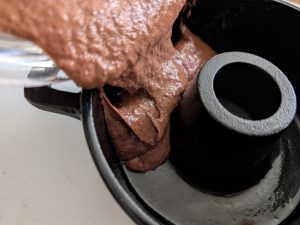 鉄鍋の底と側面にバターを塗り、生地を流し込みました。