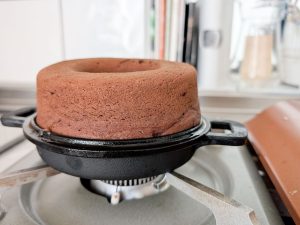 20分たったら火を消して、天地返し。天面が焼けたら、ぱかっと鍋を外します