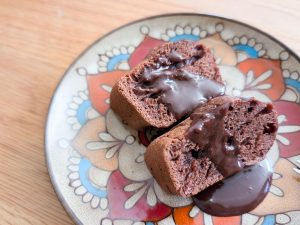 仕上げにチョコソースをかけたら、なんとも素朴で、やさしい味
