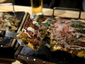 【大阪グルメ】大阪・京橋のミシュラン店『花』で味わう「四角いお好み焼き」がウマい