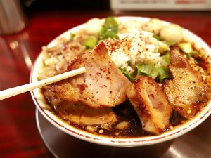 かため肉質のチャーシュー好きにはたまらない香ばしくて分厚いタイプ