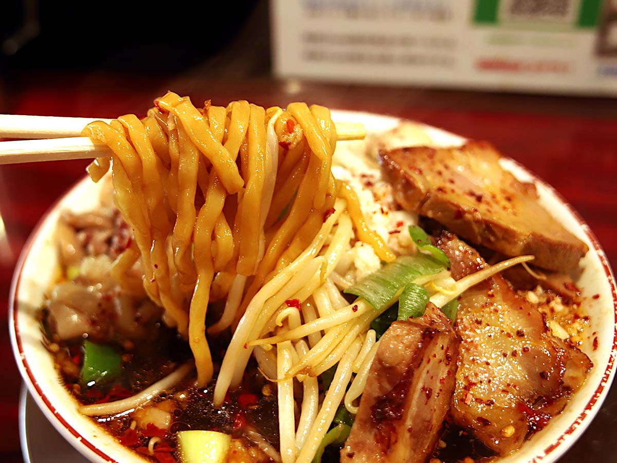 太麺でしか得られない食感が堪能できるバチ郎