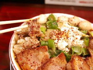 初遭遇でハマった「ほぐし豚足」トッピング