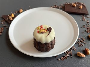 『カヌレリテ』の「ラズベリー＆ピスタチオ」1箱（2個入）1280円