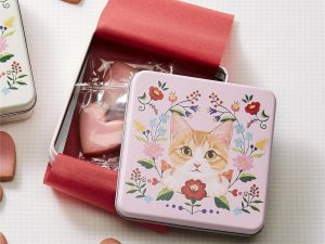 『フェリシモユーモア』の「茶白猫さんのクッキー缶（ピンク）」1箱（10個入）1760円
