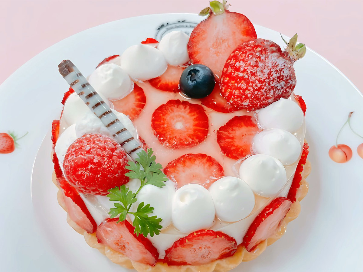 『果実園リーベル』の「苺とホワイトチョコのムースタルト」2060円(テイクアウト)