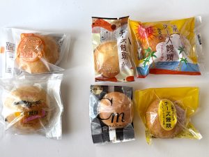 右4つは菓子コーナーの棚に。左2つは冷凍ショーケースに入っている
