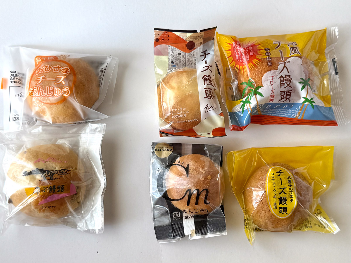 右4つは菓子コーナーの棚に。左2つは冷凍ショーケースに入っている