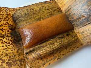 竹皮を開くとみずみずしくてプルプルした「あくまき」が登場