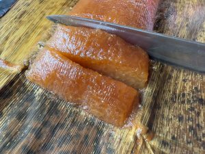 包丁を濡らしてから切るのがポイント！[食楽web]