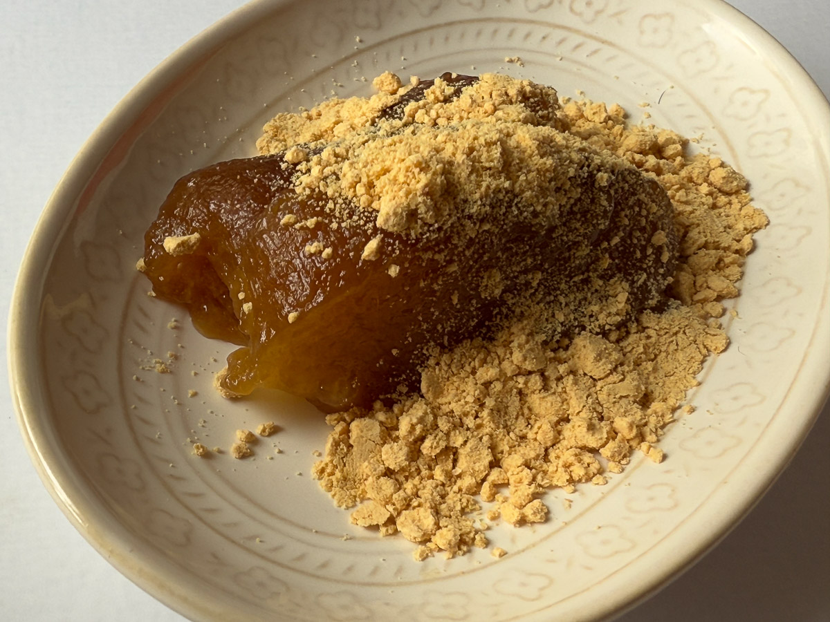 あくまきは甘くないので、砂糖や黒蜜をプラスして食べます