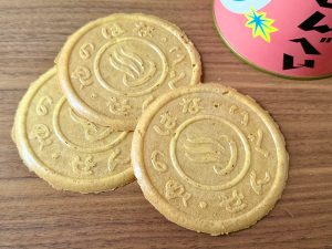 「湯の花せんべい（炭酸せんべい・丸缶）」（965円）