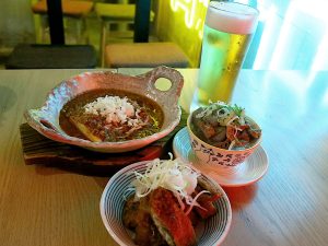 左：「しびれるサバ」、右：「塩もつ煮」、奥：「だし巻きマーボー」