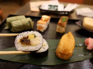 素朴ながらしみじみ美味しさを感じる巻き寿司からスタート