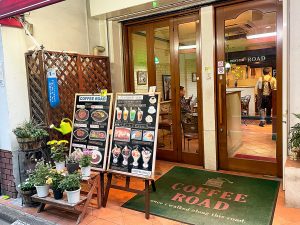 目まぐるしく変わる街並みの中で、昭和時代から続くスタイルを守り抜く老舗の飲食店も多数。中でも『コーヒーロード』は重要文化財的な喫茶店です